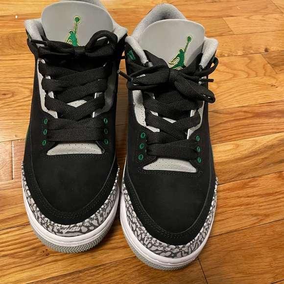 New condition Jordan' 3's - Picture 3 of 4